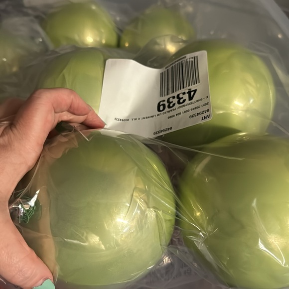 Pearlescent XL Shatterproof Ornemants - Picture 2 of 12